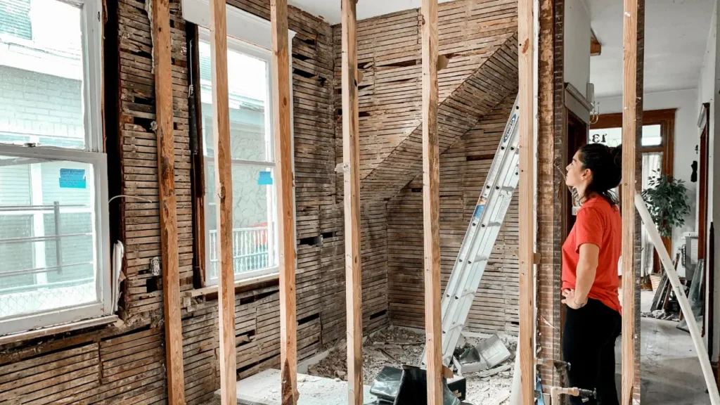 Propriétaire observant un chantier de rénovation énergétique intérieure éligible MaPrimeRénov