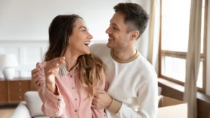 Photo d'un couple nouvellement propriétaire de leur maison ayant bénéficiés d'aides illustrant les apl pour les propriétaires