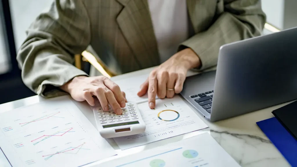 Calcul de rentabilité locative avec calculatrice et graphiques financiers, analyse d’investissement immobilier en 2026