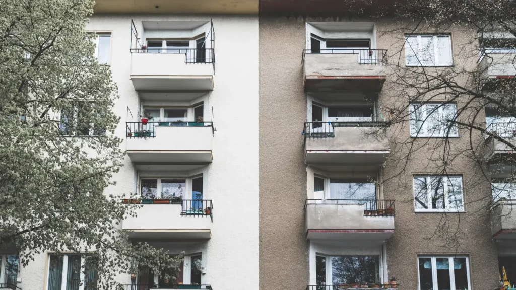 Immeubles de logements sociaux avec balcons en ville illustrant l’habitat collectif HLM et l’éligibilité en 2026